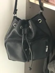 黒色バケットバッグ