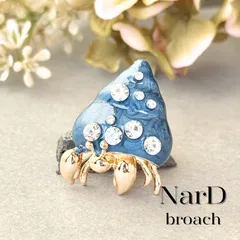 海のきらめきをまとったヤドカリブローチ カジュアル かわいいキラキラ 新品 動物 海 生き物 個性的 メンズ 男女兼用 ユニセックス コサージュ 新品未使用 個性的 ユニーク 貝 NerD