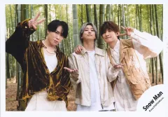 【中古】生写真(STARTO) Snow Man/宮舘涼太・佐久間大介・向井康二/横型・上半身/アルバム「RAYS」MVオフショット/公式生写真