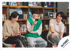 【中古】生写真(STARTO) SixTONES/京本大我・松村北斗・森本慎太郎/横型・膝上/「祝結成9周年!生配信LIVE」オフショット/公式生写真