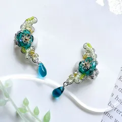 緑色のチェコフラワーイヤーカフ左右セット
