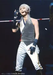 【中古】生写真(男性) 岡宮来夢(鶴丸国永)/ライブフォト・膝上・2部衣裳・左向き・右手上げ・キャラクターショット・2Lサイズ/「ミュージカル『刀剣乱舞』 ～静かの海のパライソ～」ローソンプリント限定ブロマイド