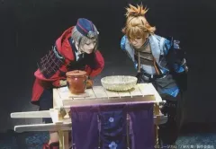 【中古】生写真(男性) 糸川耀士郎(浦島虎徹)・石橋弘毅(日向正宗)/ライブフォト・横型・膝上・1部衣裳・前屈み・キャラクターショット/「ミュージカル『刀剣乱舞』 ～静かの海のパライソ～」ローソンプリント限定ブロマイド