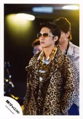 【中古】生写真(ジャニーズ) 関ジャニ∞/錦戸亮/上半身・衣装茶色・豹柄・左手ポケット・サングラス・後ろに人/公式生写真
