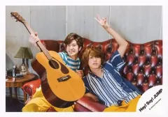 【中古】生写真(ジャニーズ) Hey! Say! JUMP/中島裕翔・高木雄也/横型・膝上・中島右手ギター・高木左手ピース・座り・ソファ赤/「JUMPing CAR」 ジャケ写撮影オフショット/公式生写真