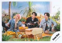 【中古】生写真(ジャニーズ) Snow Man/佐久間大介・目黒蓮・渡辺翔太/横型・全身/シングル「オレンジkiss」MV＆ジャケ写オフショット/公式生写真