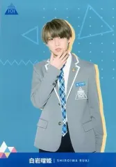 【中古】生写真(男性) JO1/白岩瑠姫/上半身・制服グレー・印字無し・右手顎・口半開き・背景水色/「PRODUCE 101 JAPAN」ファミマプリント ファイナリストPICK MEフォト 