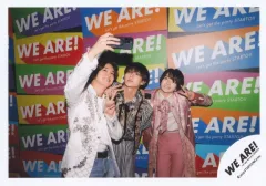 【中古】生写真(STARTO) King ＆ Prince・なにわ男子・Aぇ! group/永瀬廉・西畑大吾・正門良規/横型・膝上/「WE ARE! Let’s get the party STARTO!!」バックステージフォト/公式生写真