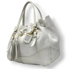 【美品】プラダ PRADA ハンドバッグ トートバッグ レザー 本革 シボ革 ホワイト 白 ゴールド金具 メタルロゴ タッセル フリンジ チャーム ネームタグ付 A4収納可 大容量 通勤 通学 旅行 エレガント ラグジュアリー レディース 鞄 かばん A