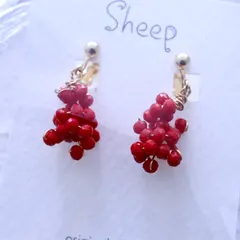 赤い小さなビーズをワイヤーで編み込んだイヤリング　深紅