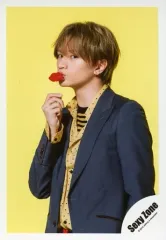 【中古】生写真(ジャニーズ) Sexy Zone/中島健人/上半身・衣装紫・黄色・右手花・左向き・背景黄色/シングル「麒麟の子/Honey Honey」MVオフショット/公式生写真