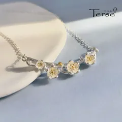 「上品」「高潔」「忍耐」「忠実」の花言葉を持つ梅の花モチーフネックレス 紅梅をイメージした小さな花が胸元で揺れる繊細なシルバーペンダント レディース 梅 うめ 紅梅 白梅 蝋梅 花モチーフ 1月誕生花 冬の花 春の花  上品 高潔 忍耐 忠実 大人かわいい