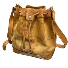 PRIMA CLASSE/プリマクラッセ PVC×レザー 巾着 世界地図柄 ショルダーバッグ 斜め掛け キャメル