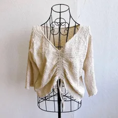 良品✨ レトロガール RETRO GIRL カットソー ジャガード シャーリング ギャザー Vネック 短丈 ショート丈 クロップド丈 七分袖 ボリュームスリーブ フロントリボン 裾フリル ポコポコ 大きめ オーバーサイズ 大人可愛い きれいめ