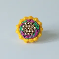 エッグイエローのシンプルブローチ