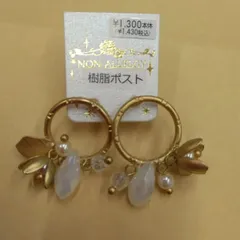 ●樹脂ポストピアス オパール風ビーズとリーフの揺れ 淡光のしずく 優雅に揺れるパールチャーム 彩る淡輝