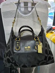 COACH ブラック シグネチャー ショルダーバッグ