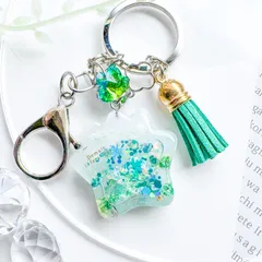 かすみ草を閉じ込めた緑星のシャカシャカキーホルダー