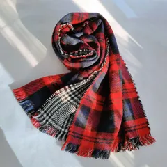 リバーシブルチェック柄マフラー 鮮やかなレッドとグリーンに反対側は正統派な印象の千鳥格子柄で 、印象は異なる裏表ですが、くるっと巻くと不思議とまとまります 自分用にもプレゼントにもぴったりです マフラー ショール ブランケットma0046a 秋冬マフラー