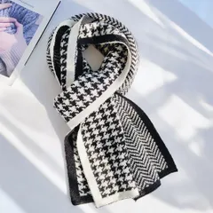 柔らかい肌触りと温かな表情を備えた千鳥格子とギザギザ模様のマフラー 巻き方によって様々なバリエーションをお楽しみ かつ軽量な素材なので好みのボリュームに調整してアレンジしていただける ジャケットやコートのイン使いにもおすすめ オンオフ問わず ma0320abk