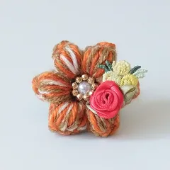 お花ブローチ42.オレンジと段染めベージュ