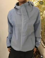 ライトブルーのウィンドブレーカー