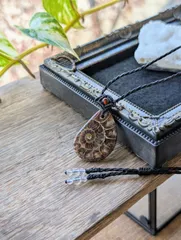 ☆ダークブラウンカラー☆アンモナイト・化石☆マクラメ編みネックレス 488・マクラメネックレス