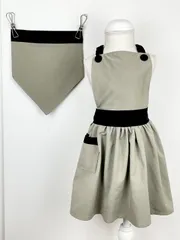 ベージュのお洒落なハンドメイド子供エプロンと三角巾のセット