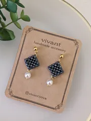 ピアス　ビーズ編み　スクエア　メタリックグレー　パール　揺れる　ハンドメイド　vivant