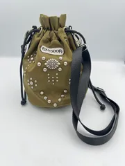 ■ OUTDOOR PRODUCTS スタッズ装飾 巾着ショルダーバッグ（カーキ）