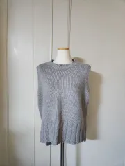 ライトグレー ニットベスト