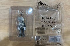 KAWS TOKYO FIRSTキーホルダーチャーム ピンク ブラック2つセット