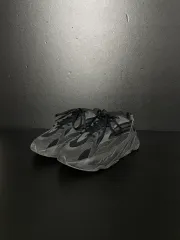 255 アディダス イージーブースト 700 V2 バンタ