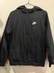 ナイキ ブラック ジュニア ウィンドブレーカー