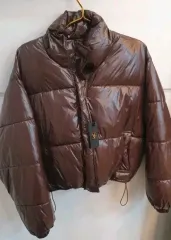 チョコブラウン カラーの光沢があるショートダウンです。フリーサイズで55サイズ