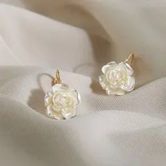 s28 フラワー パール ローズピアス／大人上品／高見え／軽量イヤリング風デザイン