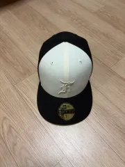 エッセンシャルズ x NEW ERA 59FIFTY フィッテッド キャップ クリーム ブラック
