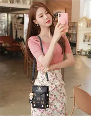 スマホが入る ミニショルダーバッグ レディース 花柄チャーム付き PU 縦型 高品質　高級　人気　ブラウン