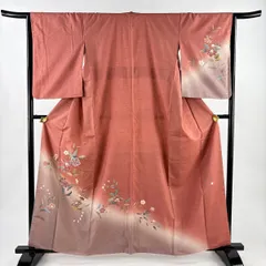 付下げ 身丈161.5cm 裄丈64.5cm M 袷 紬地 落款 草花 金銀彩 ぼかし サーモンピンク 正絹 秀品 【中古】