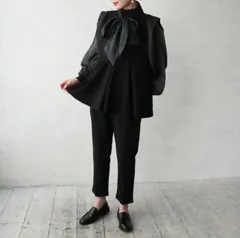 タイ付きシアードッキングペプラム&スリムテーパードタックパンツ セットアップ　オケージョン　冠婚葬祭　卒園式コーデ　卒業式コーデ　入学式コーデ　入園式コーデ　結婚式　二次会　ストロベリーフィールズ　ユナイテッドアローズ　セルフォード　ラウンジドレス　好きに