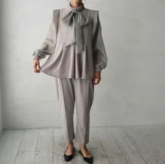 タイ付きシアードッキングペプラム&スリムテーパードタックパンツ セットアップ　オケージョン　冠婚葬祭　卒園式コーデ　卒業式コーデ　入学式コーデ　入園式コーデ　結婚式　二次会　ストロベリーフィールズ　フレイアイディー　セルフォード　ノーリーズ　アナイ　好きに