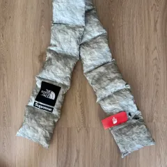 Supreme × THE NORTH FACE ザノースフェイス ペーパー プリント 700フィル ダウン スカーフ