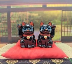 招き猫 木彫り 置物 2体セット 招き猫 木彫り 置物 2体セット - メルカリ