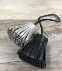 特価品　バッグチャーム　ストラップ　オールレザー  紐タッセル　ブラック＆グレー