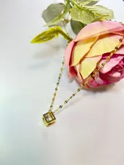 鎖骨チェーゴールドカラー キューブ型ペンダント ネックレスX004