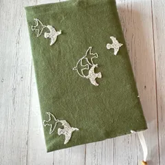 ハンドメイド　ブックカバー　刺繍生地