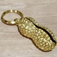 K169 金色ピーナッツ 落花生 真鍮製 ブラス キーホルダー｜子宝・繁栄・金運を願う縁起物デザイン｜アンティーク調の重厚感で風水開運をさりげなく楽しむ大人のアクセサリー