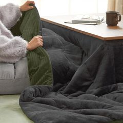 即納：アイリスオーヤマ こたつ掛け布団 正方形 落ち着きのある上品なデザイン リバーシブル コーデュロイ フランネル 吸湿発熱生地と蓄熱わたで暖かさキープ 家庭洗濯可 インテリアに馴染むカラー こだわりのあたたかさ カーキ/ダークグレー KKB-C1919