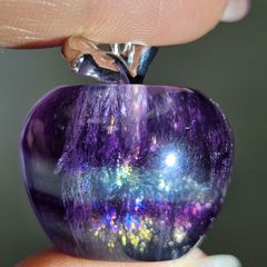 虹入りフローライト✨りんご🍎カービング✨チャーム✨