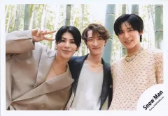 【中古】生写真(STARTO) Snow Man/ラウール・岩本照・目黒蓮/横型・上半身/アルバム「RAYS」MVオフショット/公式生写真